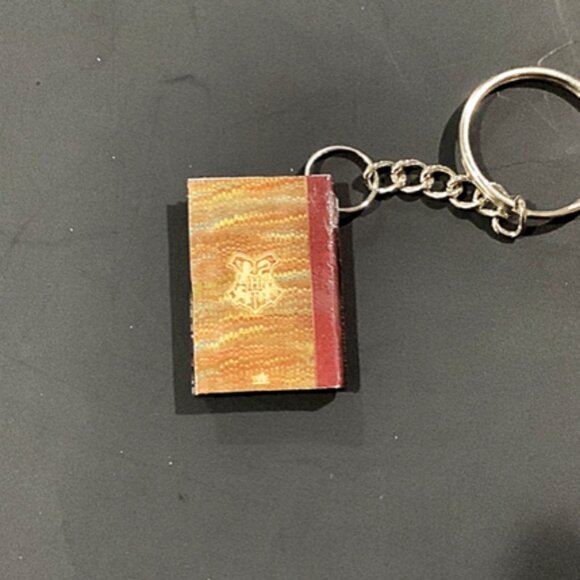 Hogwarts: A History” Keychain – Magical Replica Collectible - Picture 5 of 8